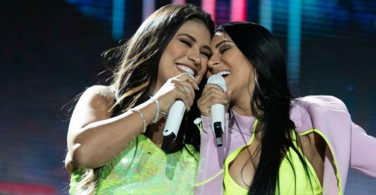 Simone e Simaria cantam músiva nova no VillaMix Festival e fãs cantam junto