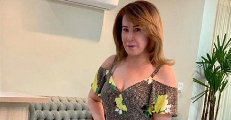 Zilu Camargo ostenta decote generoso e recebe elogios: ”Bem menininha”