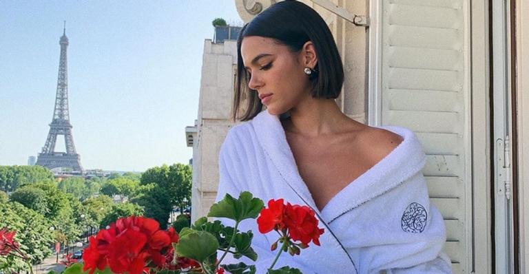 Bruna Marquezine aparece em clique sensual coberta apenas por uma almofada