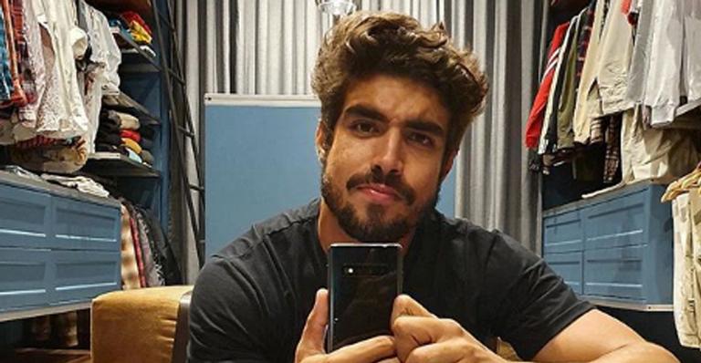 Caio Castro exibe barriga trincada nos bastidores de ‘A Dona do Pedaço’
