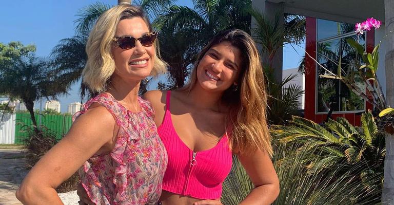 Flávia Alessandra é flagrada babando pela filha em clique sensual na academia