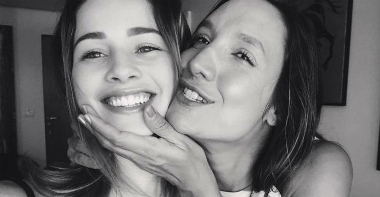 Laryssa Ayres parabeniza Maria Maya com beijão embaixo d’água