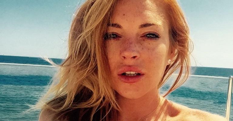 Lindsay Lohan posa completamente nua em frente ao espelho: ”Quebrou a internet”
