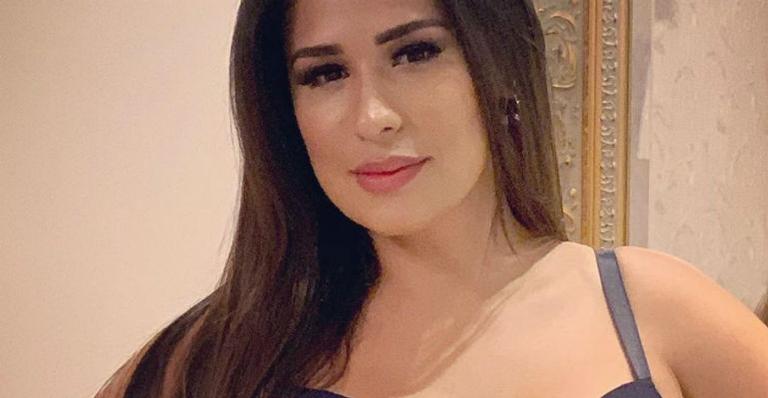 Simone, da dupla com Simaria, posa com sutiã e mostra decote poderoso