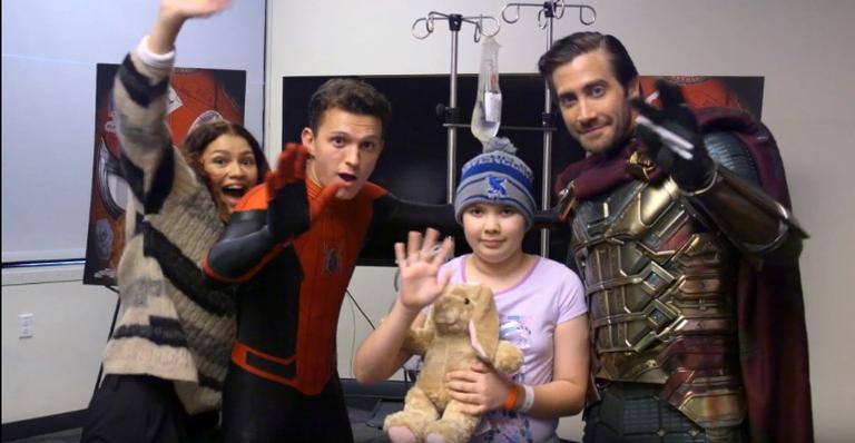 Tom Holland, Jake Gyllenhaal e Zendaya se vestem de heróis e surpreendem fãs em hospital infantil