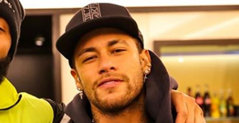 Neymar Jr. comemora vitória do Brasil no vestiário da seleção