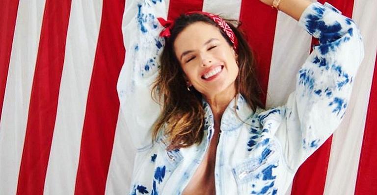 Sorridente e sem sutiã, Alessandra Ambrósio posta clique ousado e agita a web
