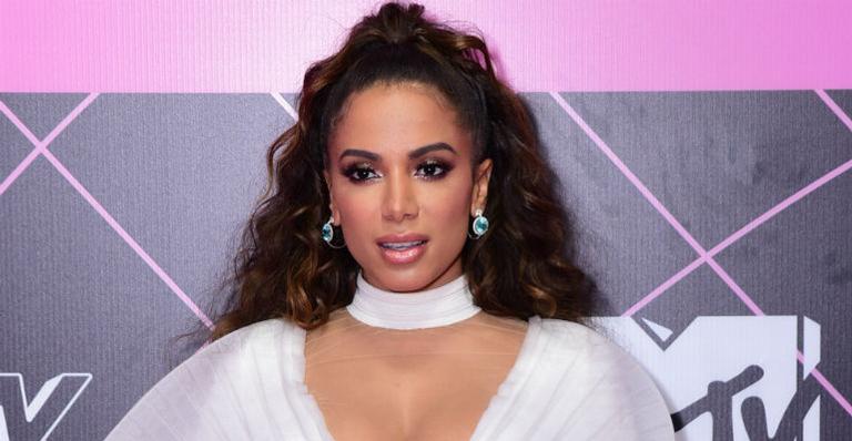 Anitta ousa no decote e exibe parte dos seios em premiação musical