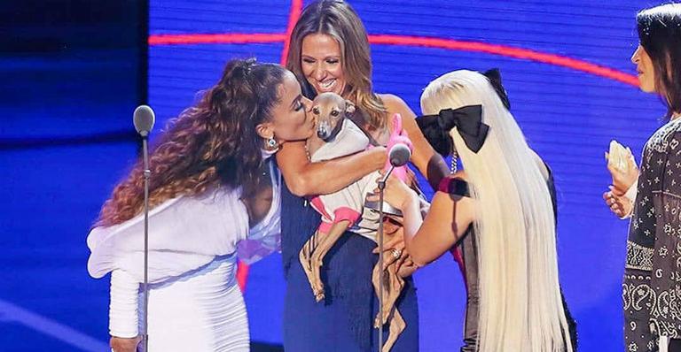 Anitta leva pet em premiação, é criticada e rebate: ”Vocês implicam até com o cachorro”