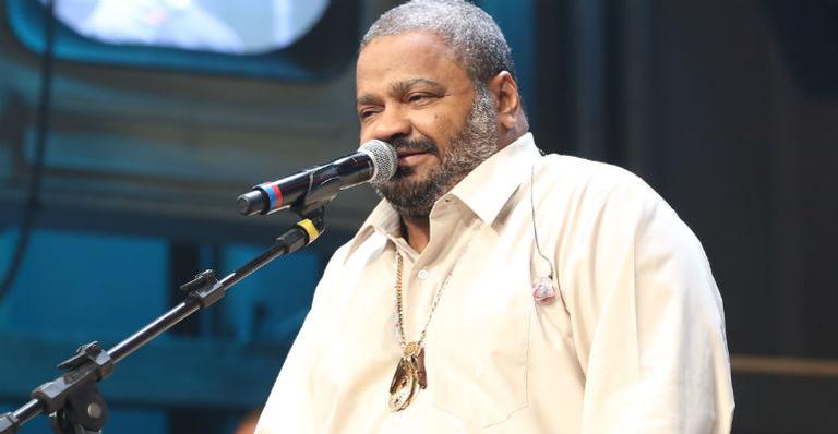 Arlindo Cruz posa ao lado do neto e encanta a web