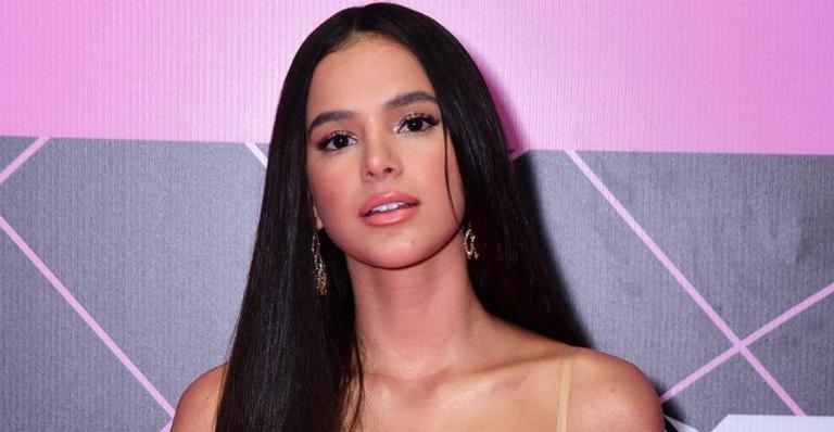 Bruna Marquezine rouba a cena ao mostrar bumbum empinado em premiação