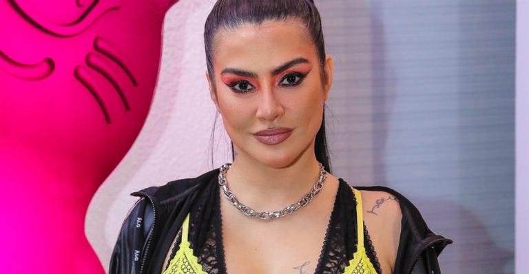 Cleo Pires causa em evento com body cavado e decote profundo