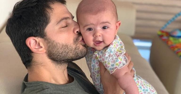 Duda Nagle compartilha momento do banho com Zoe e encanta com clique: ”Que bagunça!”