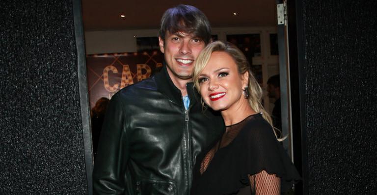 Eliana é flagrada aos beijos com o noivo, Adriano Ricco