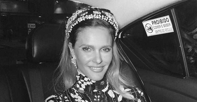 Fernanda Lima esbanja elasticidade ao praticar ioga e chama atenção com barrigão