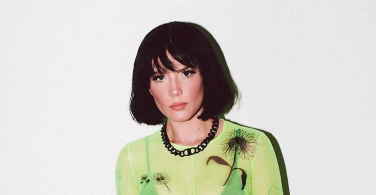 De cabelo azul, Halsey publica fotos sensuais em suas redes sociais