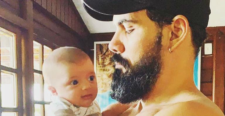 Juliano Cazarré se declara à mulher em post em comemoração mesversário do filho