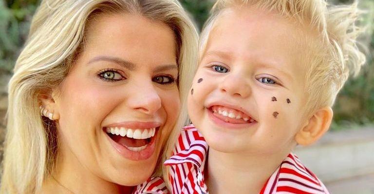 De biquíni, Karina Bacchi exibe corpão sarado em passeio na praia com o filho