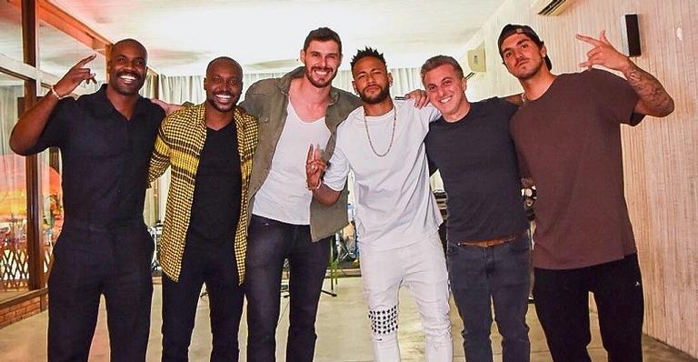 Neymar passa por situação constrangedora com mulher durante festa, diz colunista
