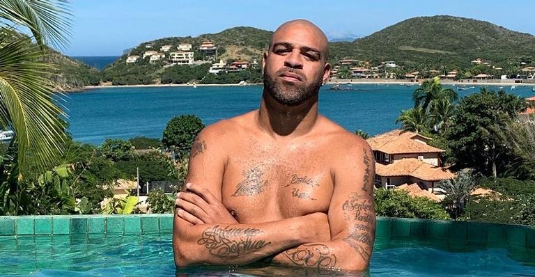 Adriano Imperador aparece em momento íntimo na cama com sua namorada