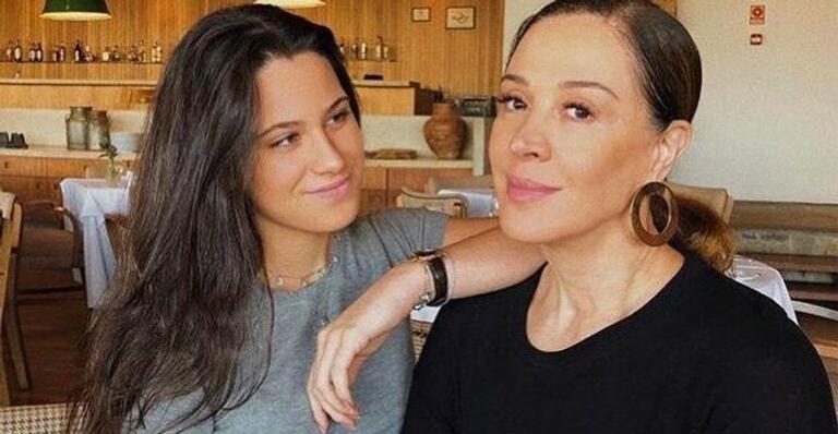 Após fim das gravações de ‘Verão 90’, Claudia Raia faz viagem com a filha para Barcelona