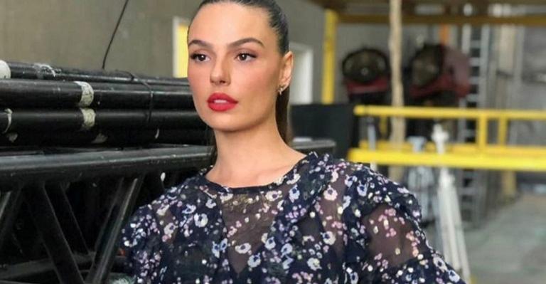 Em Noronha, Isis Valverde posa para clique e tira o fôlego dos internautas