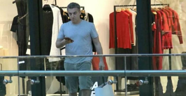 Após acidente com filho, Luciano Huck é flagrado sozinho no shopping