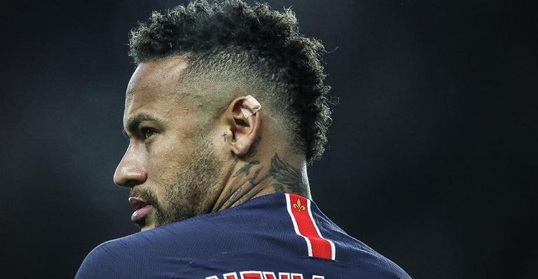 Acompanhado da irmã, Neymar Jr se emociona muito em culto religioso