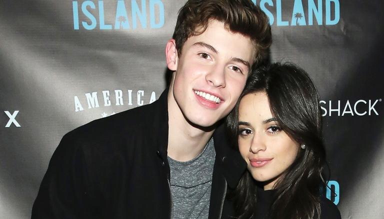 Shawn Mendes aparece sem camisa ao lado de Camila Cabello em varanda e fãs especulam romance