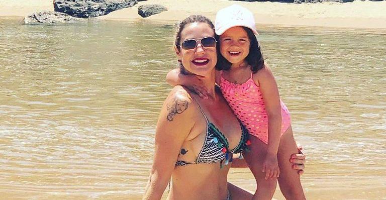 Fofura! Filha de Luana Piovani vai ao trabalho com a mãe e encanta: ”Programa de menina”