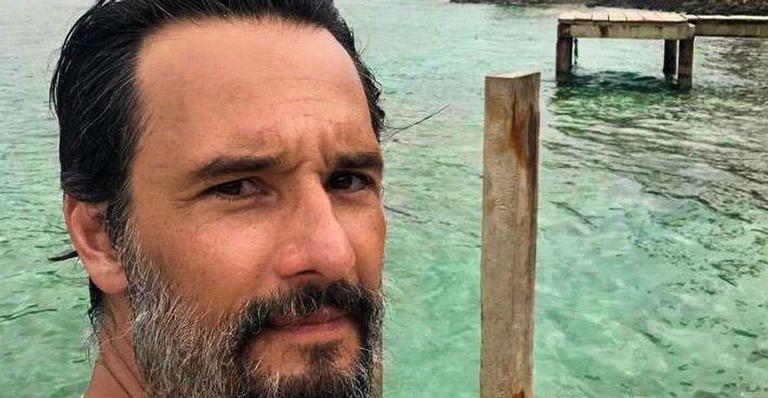 Rodrigo Santoro mostra transformação em Louco em vídeo na web