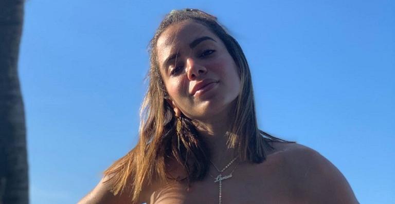 Anitta é alvo de críticas após surgir com o cabelo cacheado em clipe: ”Nunca satisfeitos”