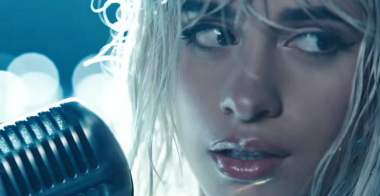Em novo clipe, Camila Cabello aparece de visual novo