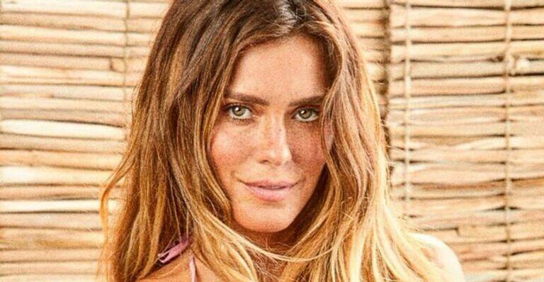 Mesmo com o frio, Carolina Dieckmann ousa ao posar de biquíni brilhante