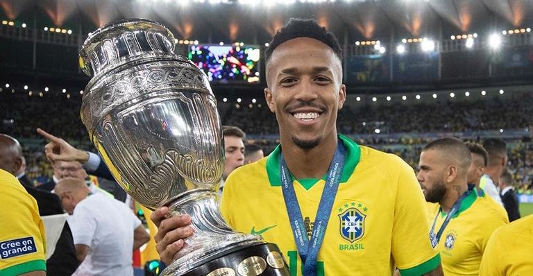 Lateral da Seleção Brasileira passa mal durante apresentação no novo clube
