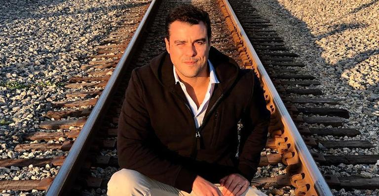 Em Los Angeles, Joaquim Lopes faz post ao lado de carro de luxo e brinca na web