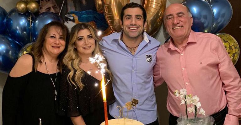 Kaysar comemora o aniversário de 30 anos com a família e se emociona: ”7 anos festejando sozinho”