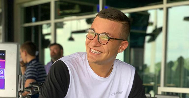 Mc Gui sofre acidente ao fazer manobra de moto