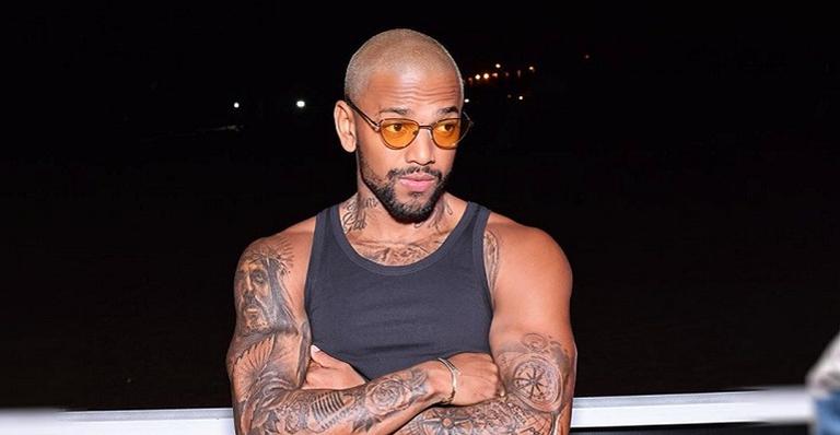 Nego do Borel ostenta look avaliado em R$6 mil para curtir dia na Europa
