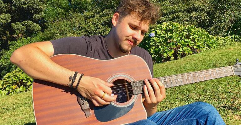 Cantor sertanejo de 22 anos morre em acidente de trânsito