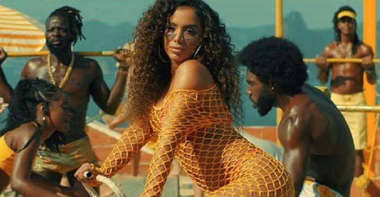 Anitta esquenta a temperatura no clipe de ”Muito Calor” com Ozuna