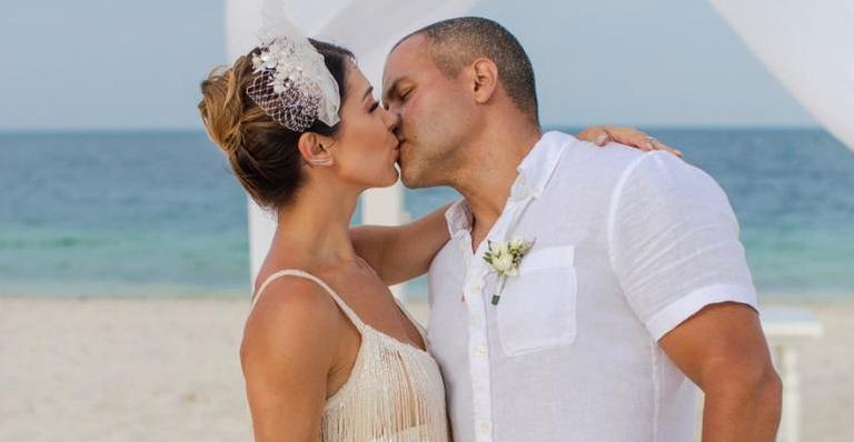 Bella Falconi e Maguila renovam os votos de casamento no Caribe