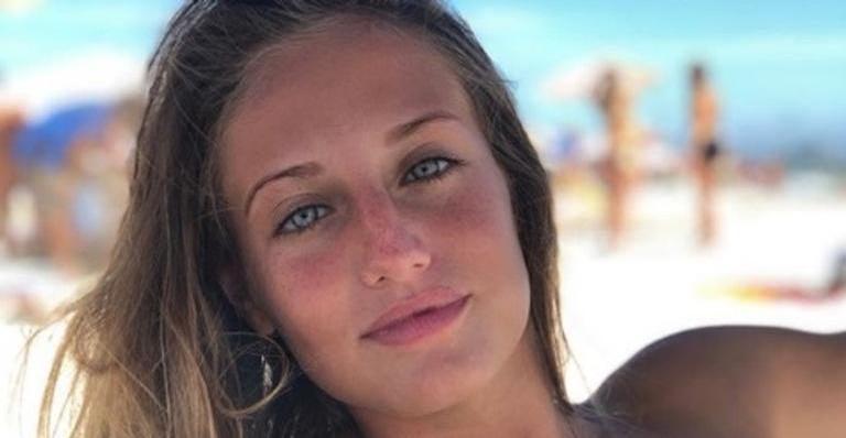 De costas, Bruna Griphao é flagrada tomando sol na praia