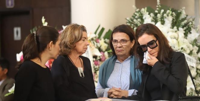 Familiares e amigos se despedem de Paulo Henrique Amorim