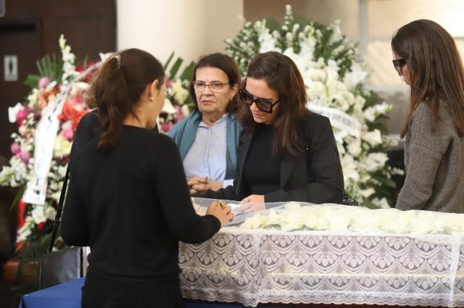 Familiares e amigos se despedem de Paulo Henrique Amorim