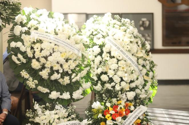 Familiares e amigos se despedem de Paulo Henrique Amorim