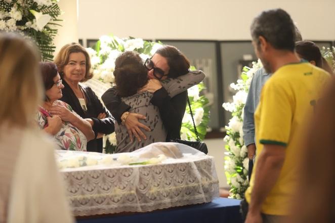Familiares e amigos se despedem de Paulo Henrique Amorim