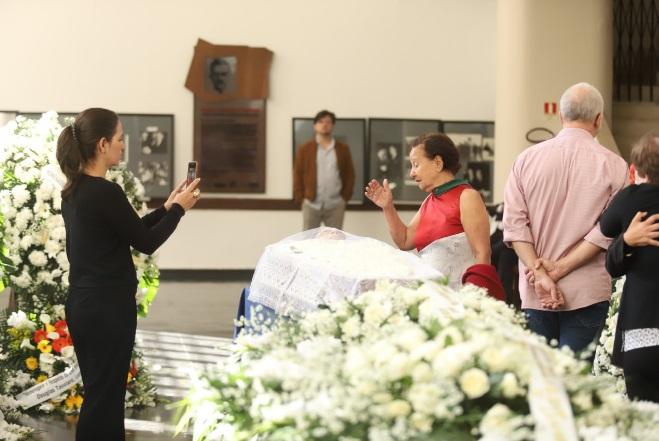 Familiares e amigos se despedem de Paulo Henrique Amorim