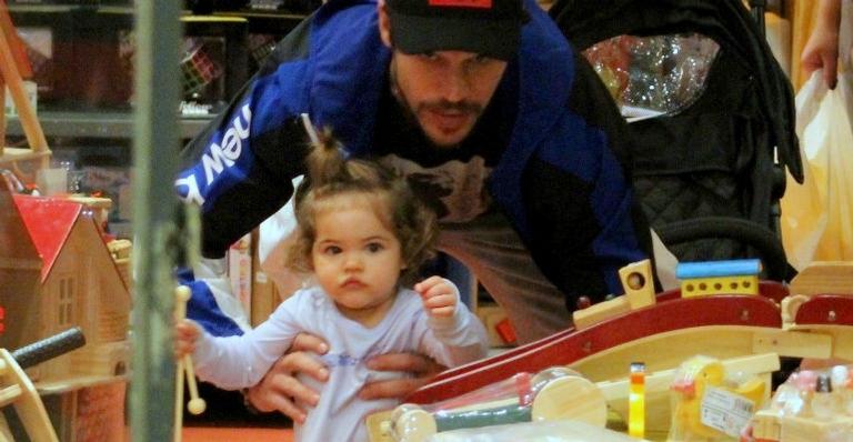 José Loreto é flagrado se divertindo com a filha em loja de brinquedos