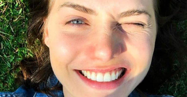 Leticia Colin exibe a barriguinha de grávida pela primeira vez